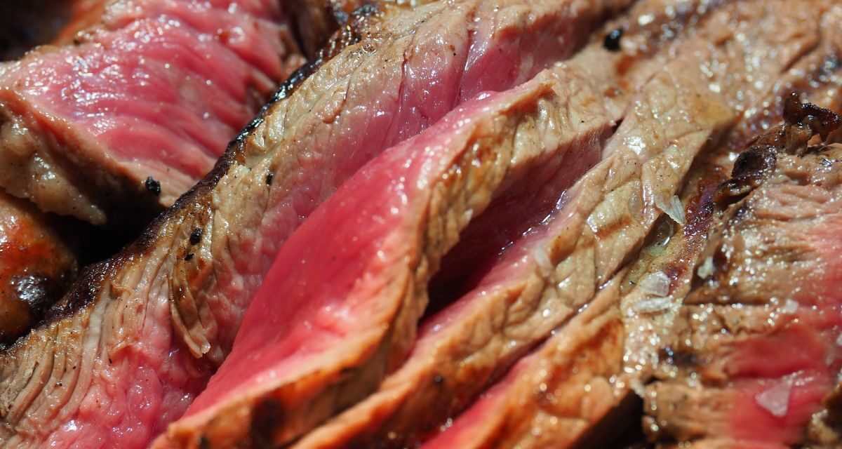 Voici comment cuire une viande saignante comme un chef, selon Cyril Lignac