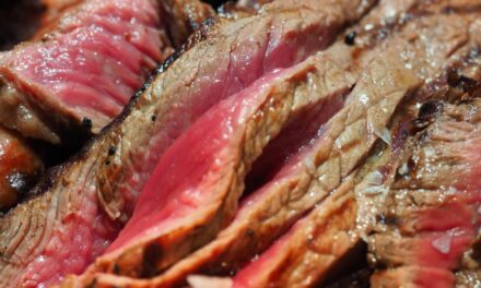 Voici comment cuire une viande saignante comme un chef, selon Cyril Lignac