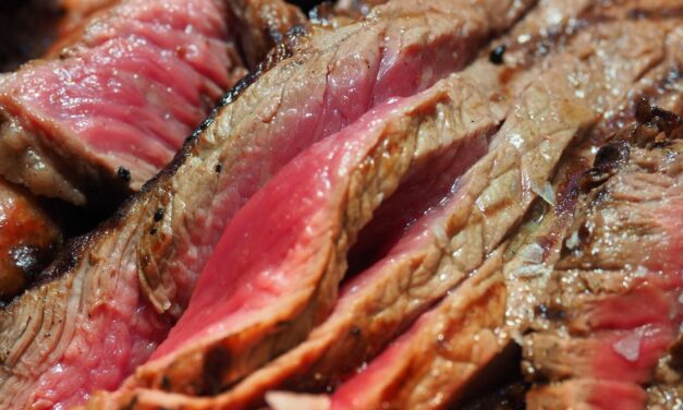 Voici comment cuire une viande saignante comme un chef, selon Cyril Lignac