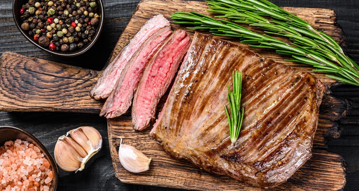 Cuisiner la bavette sans qu’elle se rétracte : le conseil redoutablement efficace d’un boucher