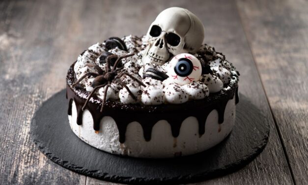 Cheesecake d’Halloween sans four : les Oreo et la décoration toile d’araignée font sensation