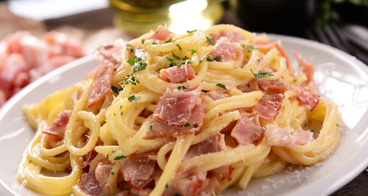 Elle prépare ses pâtes carbo express en 10 minutes : ses enfants ne veulent plus rien d’autre
