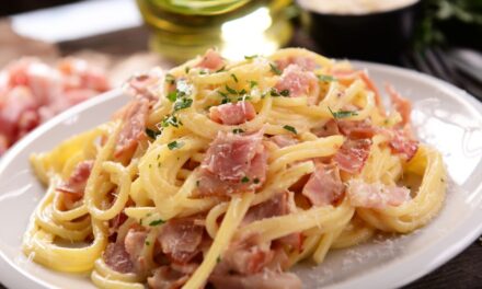 Elle prépare ses pâtes carbo express en 10 minutes : ses enfants ne veulent plus rien d’autre