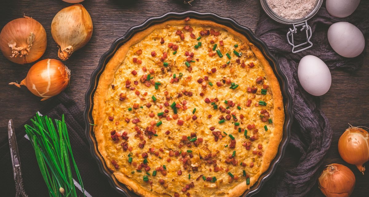 Pour un dîner délicieux à petit prix, testez cette tarte oignon-ciboulette que tout le monde adore