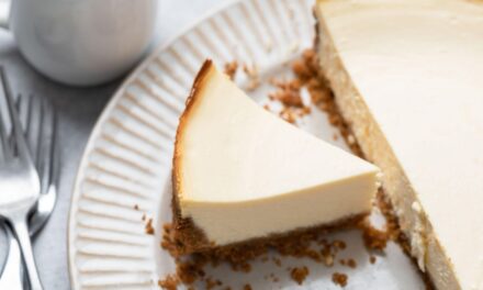 Ce cheesecake bluffant signé Etchebest ne nécessite ni cuisson, ni farine… et il rend accro dès la première bouchée