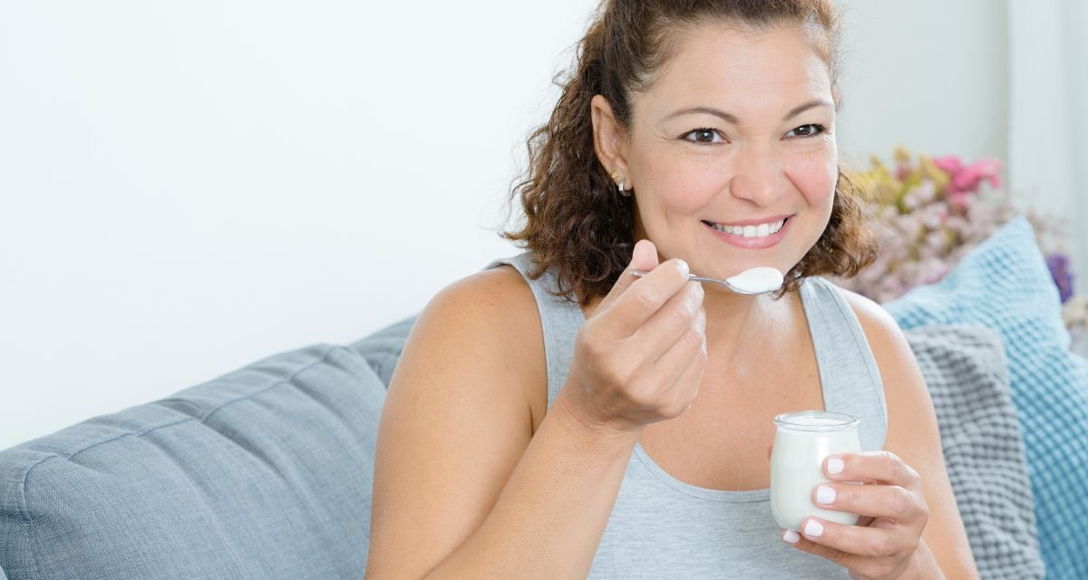 Ce yaourt ultra-populaire contient autant de matières grasses que 2 tranches de camembert : comment éviter le piège ?