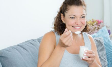 Ce yaourt ultra-populaire contient autant de matières grasses que 2 tranches de camembert : comment éviter le piège ?